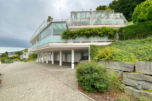 außenansicht mit overcast, integrierter carport, property visible, und fundamentpfeiler