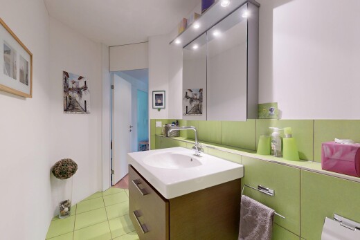 bad mit inside property, schminktisch, fliesenboden, tile floor, und waschbecken