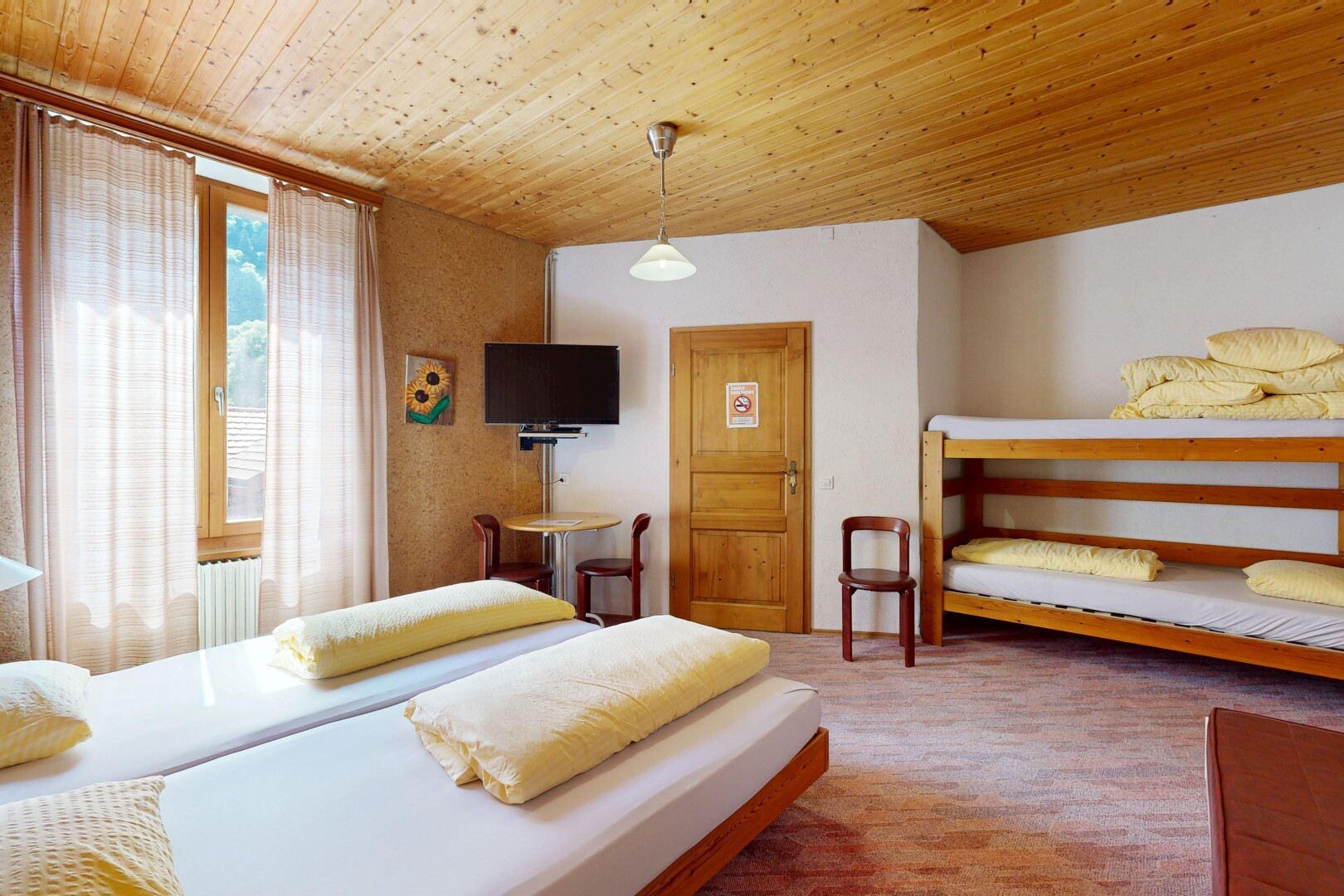 chambre avec plafond en bois, wood ceiling, lumière naturelle, natural light, et télévision