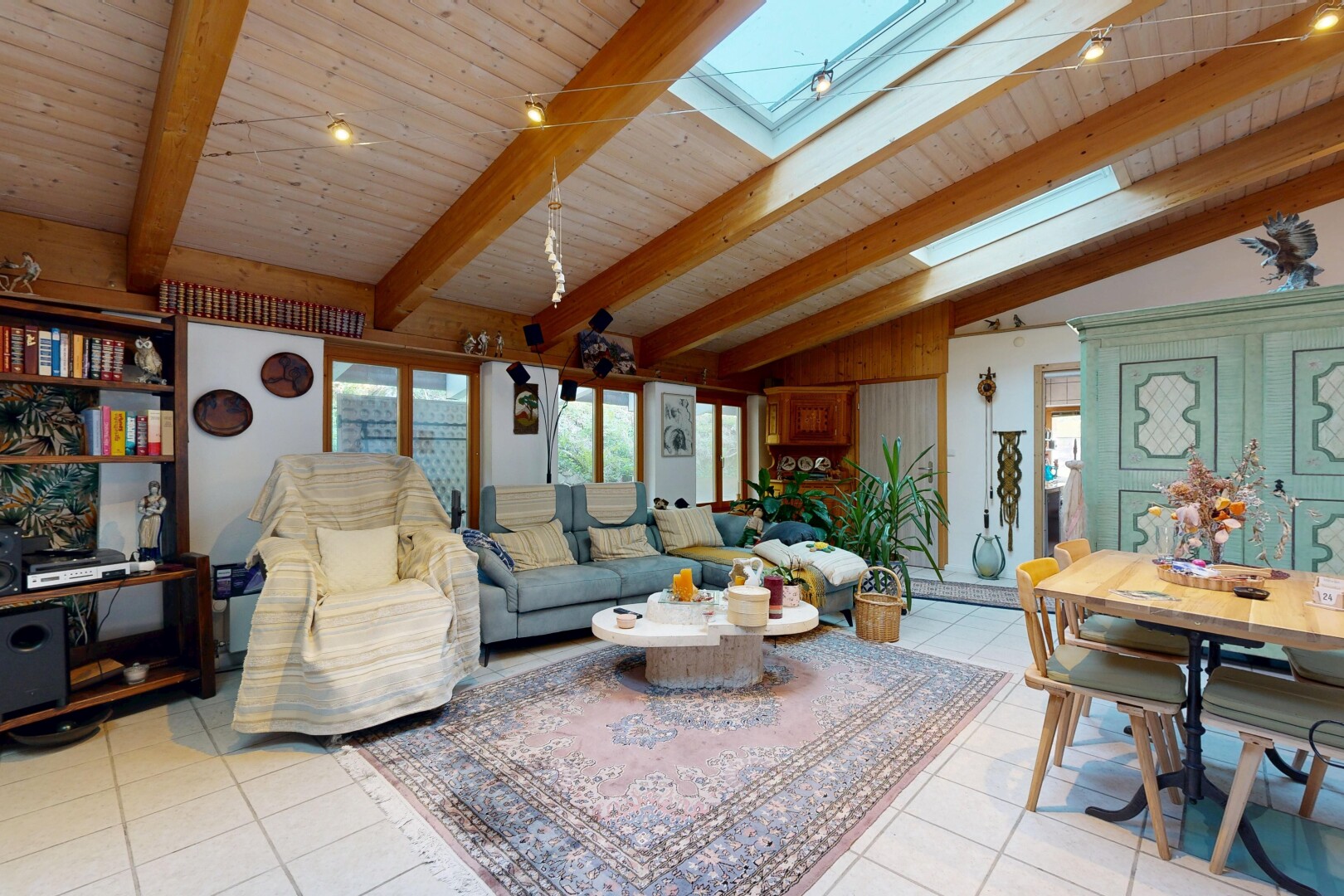 salon / salle à manger avec inside property, lumière naturelle, natural light, sol en carrelage, et tile floor