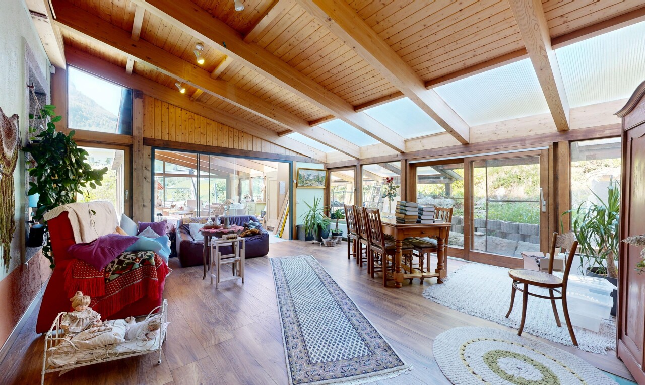salon / salle à manger avec inside property, lumière naturelle, natural light, plafond voûté, et vaulted ceiling