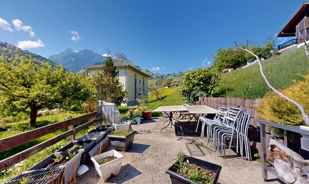 terrasse avec clôture, day time, terrasse, coin repas extérieur, et vue sur la montagne