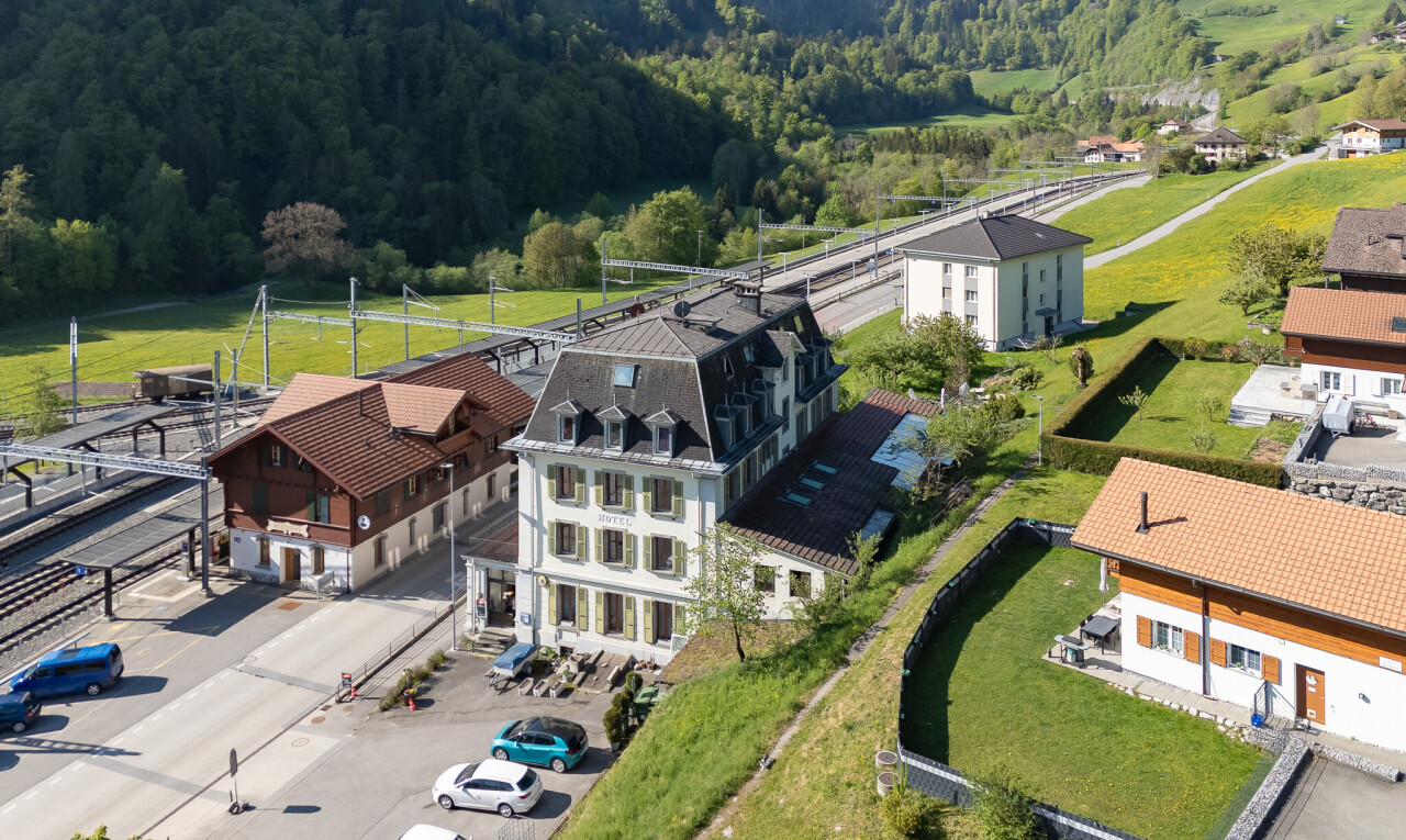 façade avec terrasse, forest view, vue sur la forêt, et pelouse