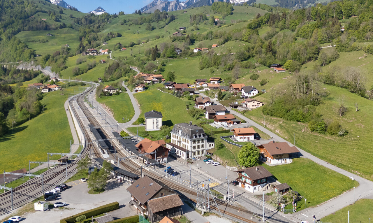 vue sur la montagne avec mountain view, vue sur la montagne, aerial view, day time, et railroad view