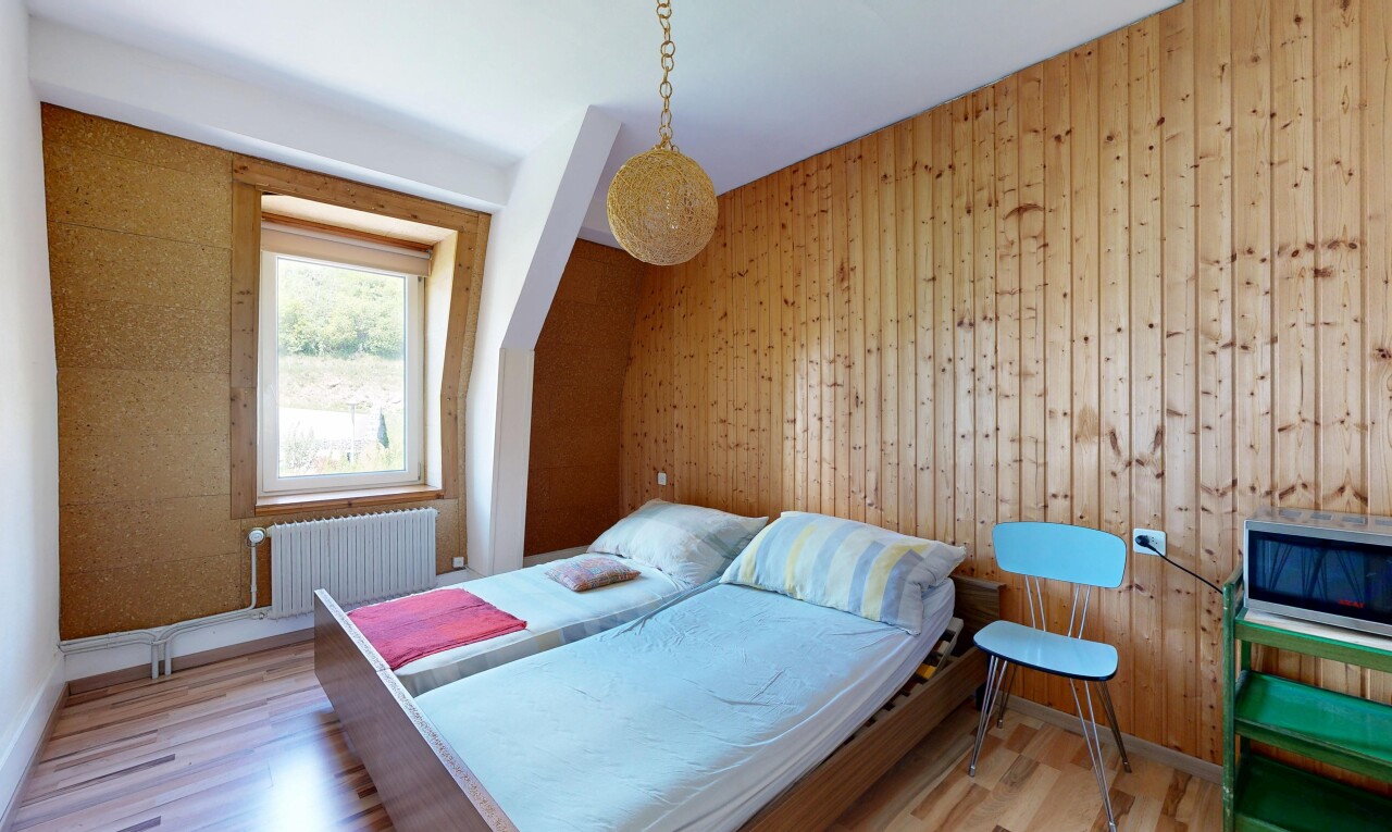 chambre avec radiateur, inside property, mur en bois, wood wall, et sol en finition bois