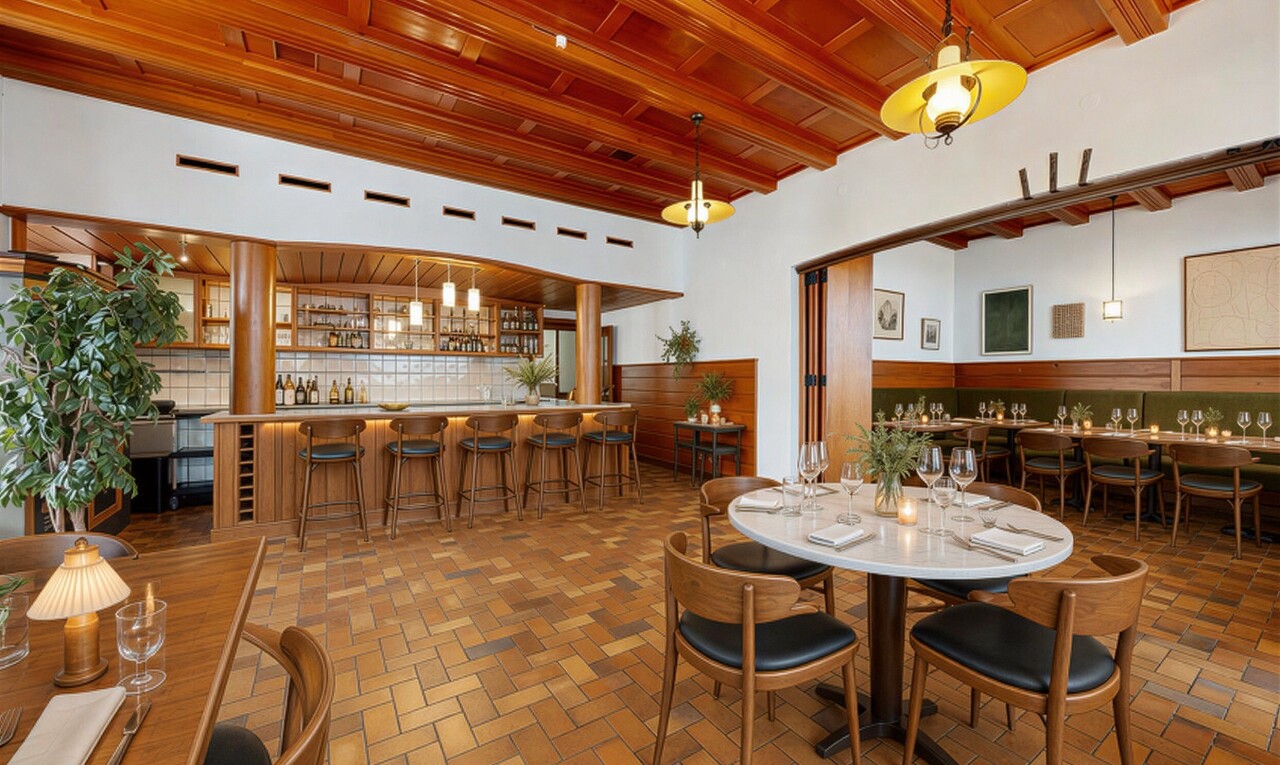 salle à manger avec inside community, plafond en bois, wood ceiling, bar intérieur, et cloison sèche