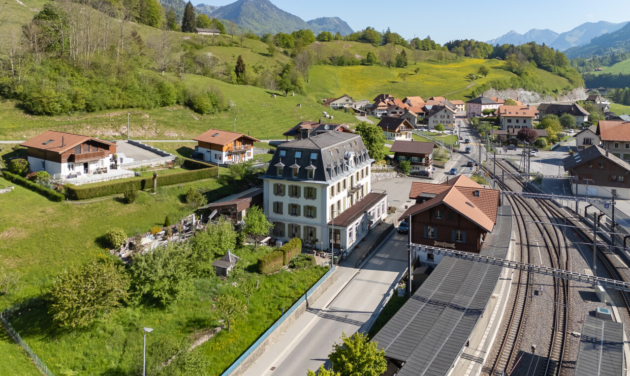 façade avec day time, mountain view, et vue sur la montagne