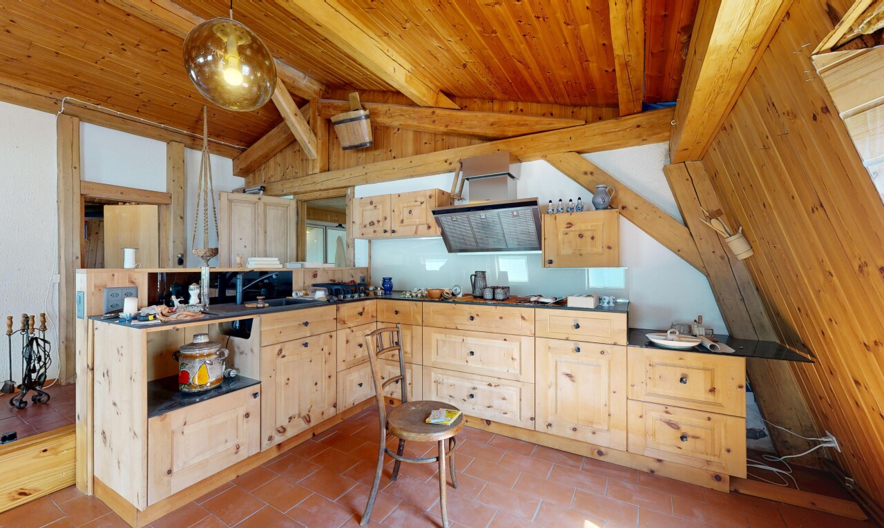 cuisine avec armoires marron clair, light brown cabinets, plafond voûté, vaulted ceiling, et inside property