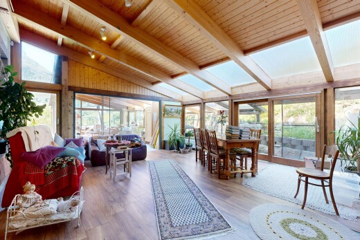 salon / salle à manger avec inside property, lumière naturelle, natural light, plafond voûté, et vaulted ceiling