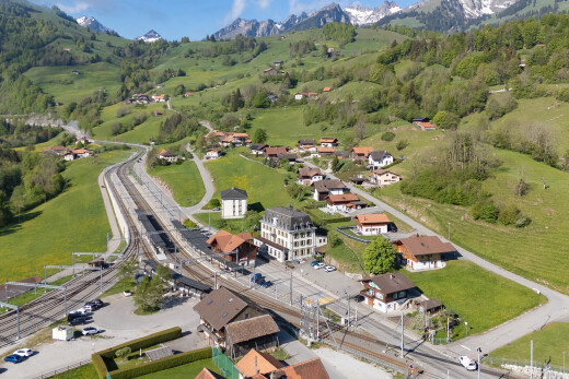 vue sur la montagne avec mountain view, vue sur la montagne, aerial view, day time, et railroad view