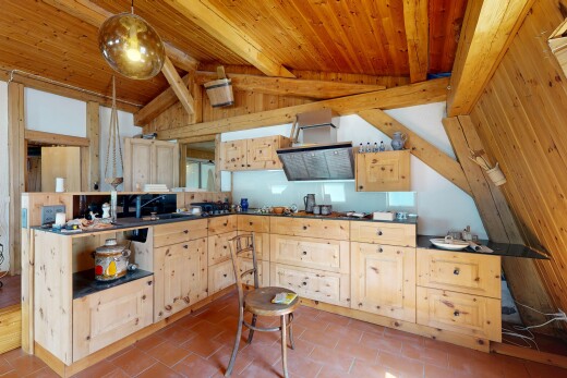 cuisine avec armoires marron clair, light brown cabinets, plafond voûté, vaulted ceiling, et inside property