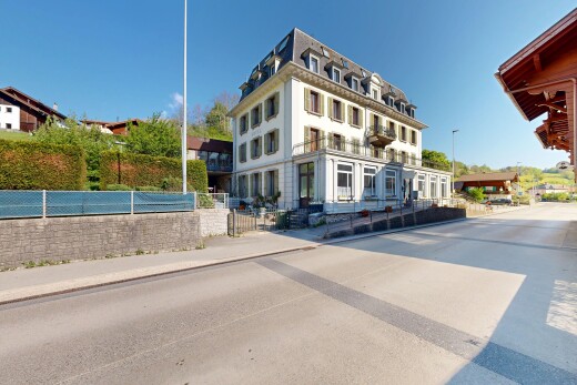 extérieur du bâtiment avec day time, clôture, vue sur le complexe d'appartements, et apartment complex view