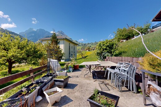 terrasse avec clôture, day time, terrasse, coin repas extérieur, et vue sur la montagne