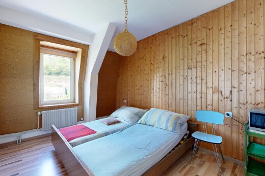 chambre avec radiateur, inside property, mur en bois, wood wall, et sol en finition bois