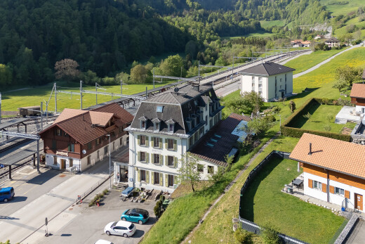 façade avec terrasse, forest view, vue sur la forêt, et pelouse