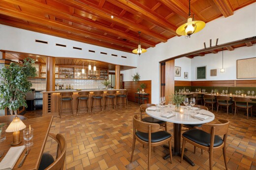 salle à manger avec inside community, plafond en bois, wood ceiling, bar intérieur, et cloison sèche