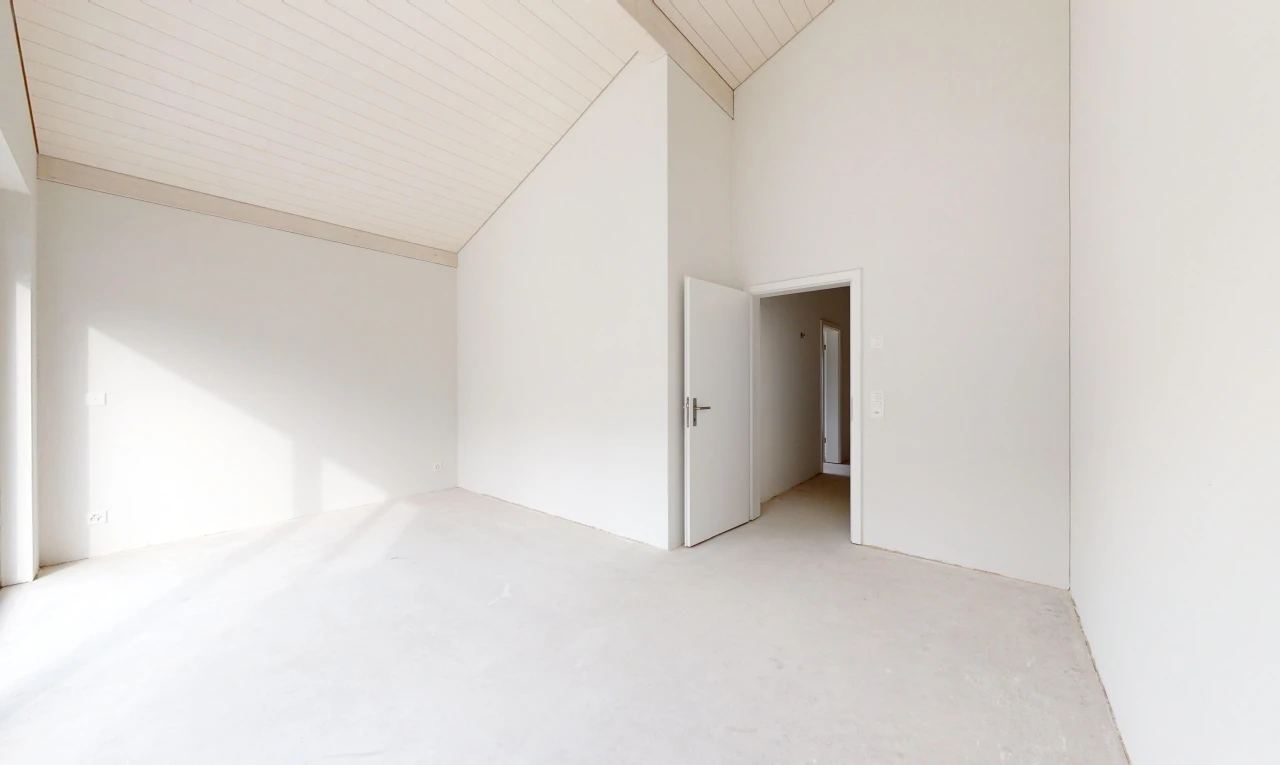 spare room with high vaulted ceiling