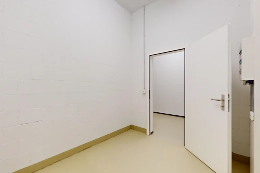 leerer raum mit betonboden