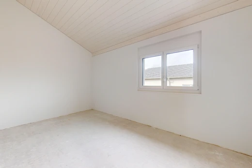 leerer raum mit holzdecke, teppich, natürliches licht, und dachschräge