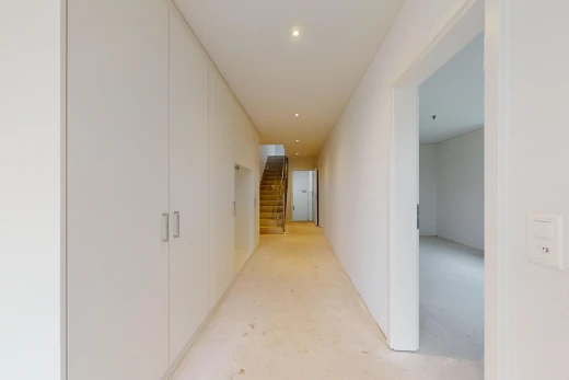 halle / korridor mit betonboden