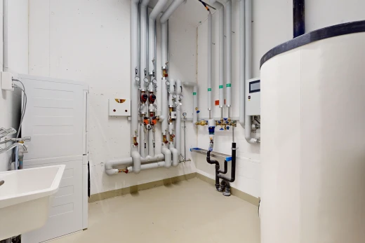 bad mit betonboden und waschbecken