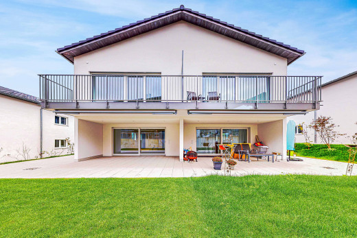 façade avec pelouse, patio, et balcon