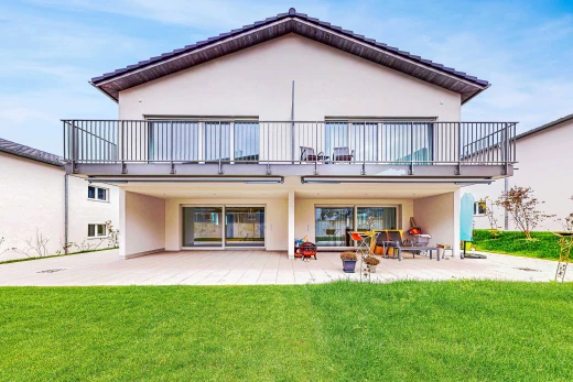 außenansicht mit rasen, terrasse, und balkon