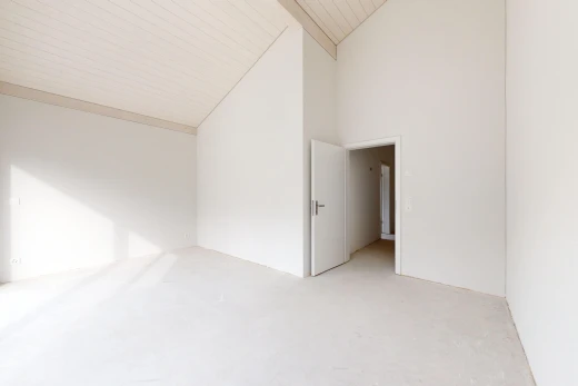 leerer raum mit hohe decke und dachschräge