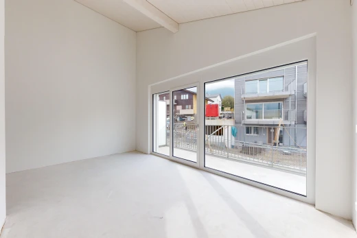 leerer raum mit natürliches licht, teppich, balkendecke, und dachschräge