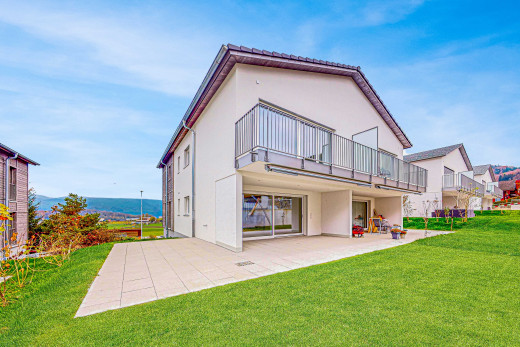 außenansicht mit rasen, terrasse, und balkon