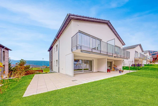 außenansicht mit rasen, terrasse, und balkon