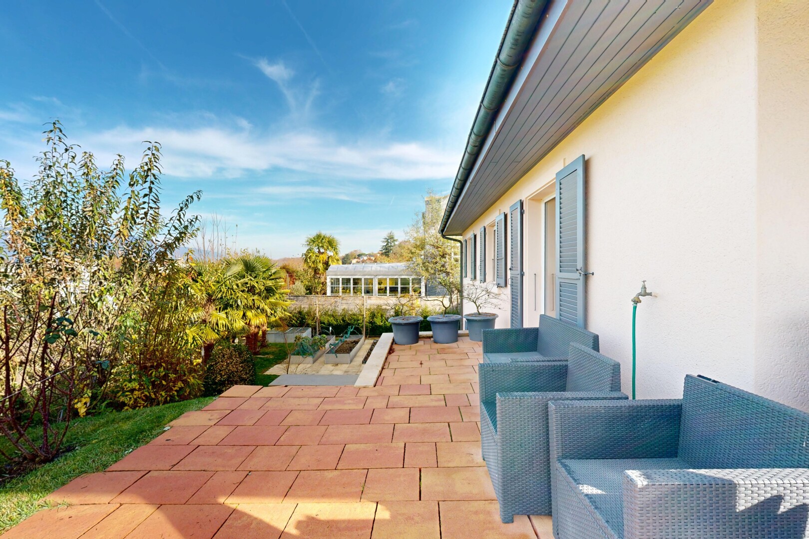 terrasse avec from property, espace de vie extérieur, terrasse, et day time