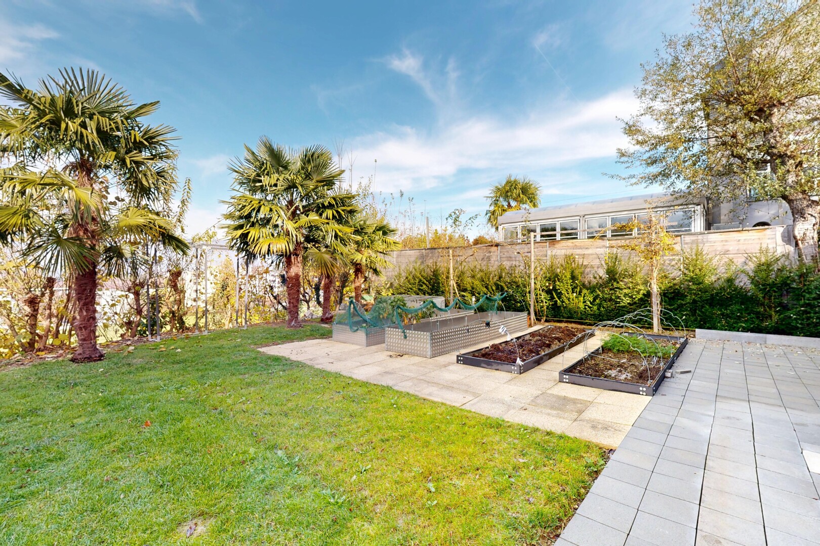 jardin avec jardin, from property, pelouse, day time, et terrasse
