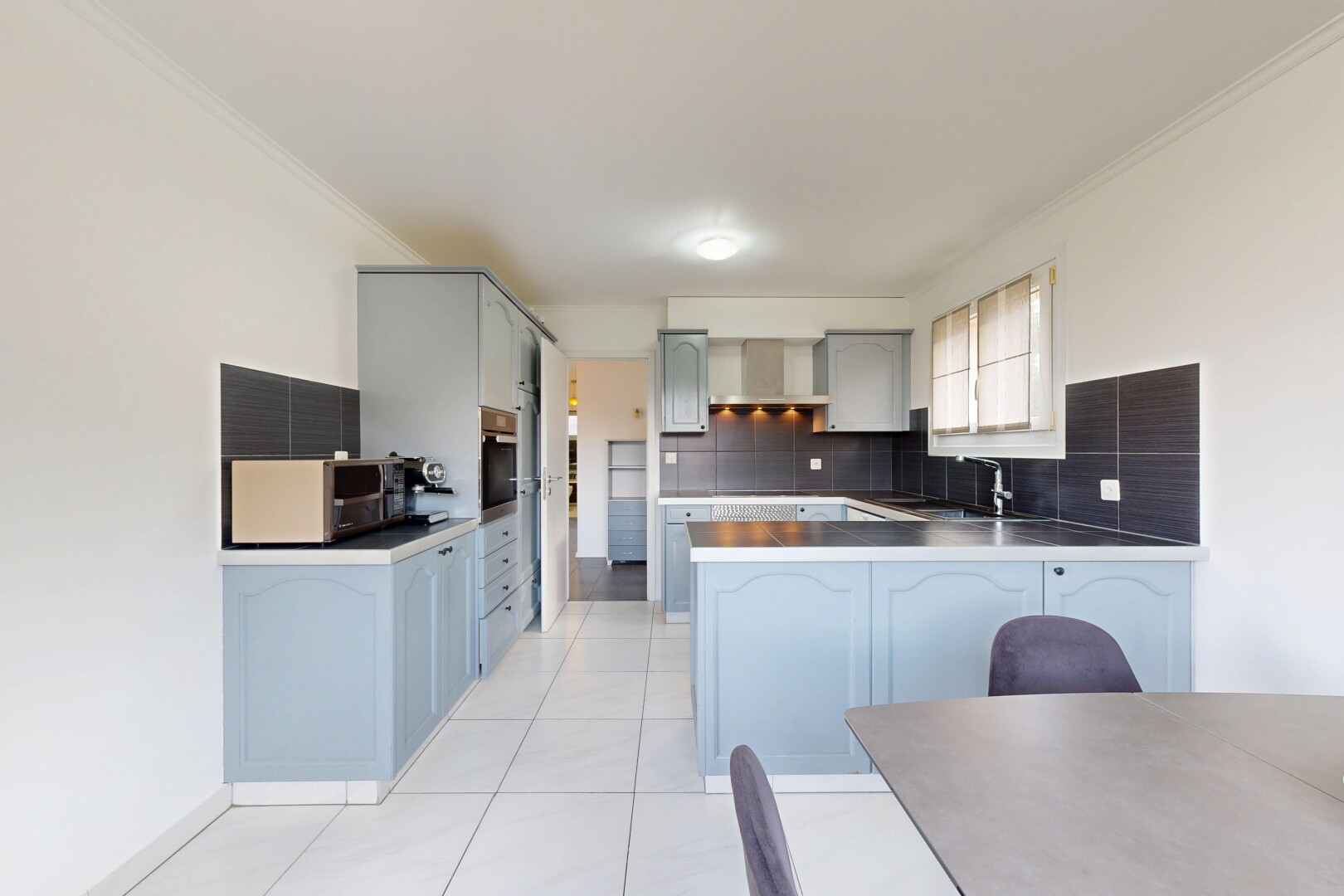 cuisine avec cuisine en forme de g, g shaped kitchen, full kitchen, péninsule de cuisine, et kitchen peninsula