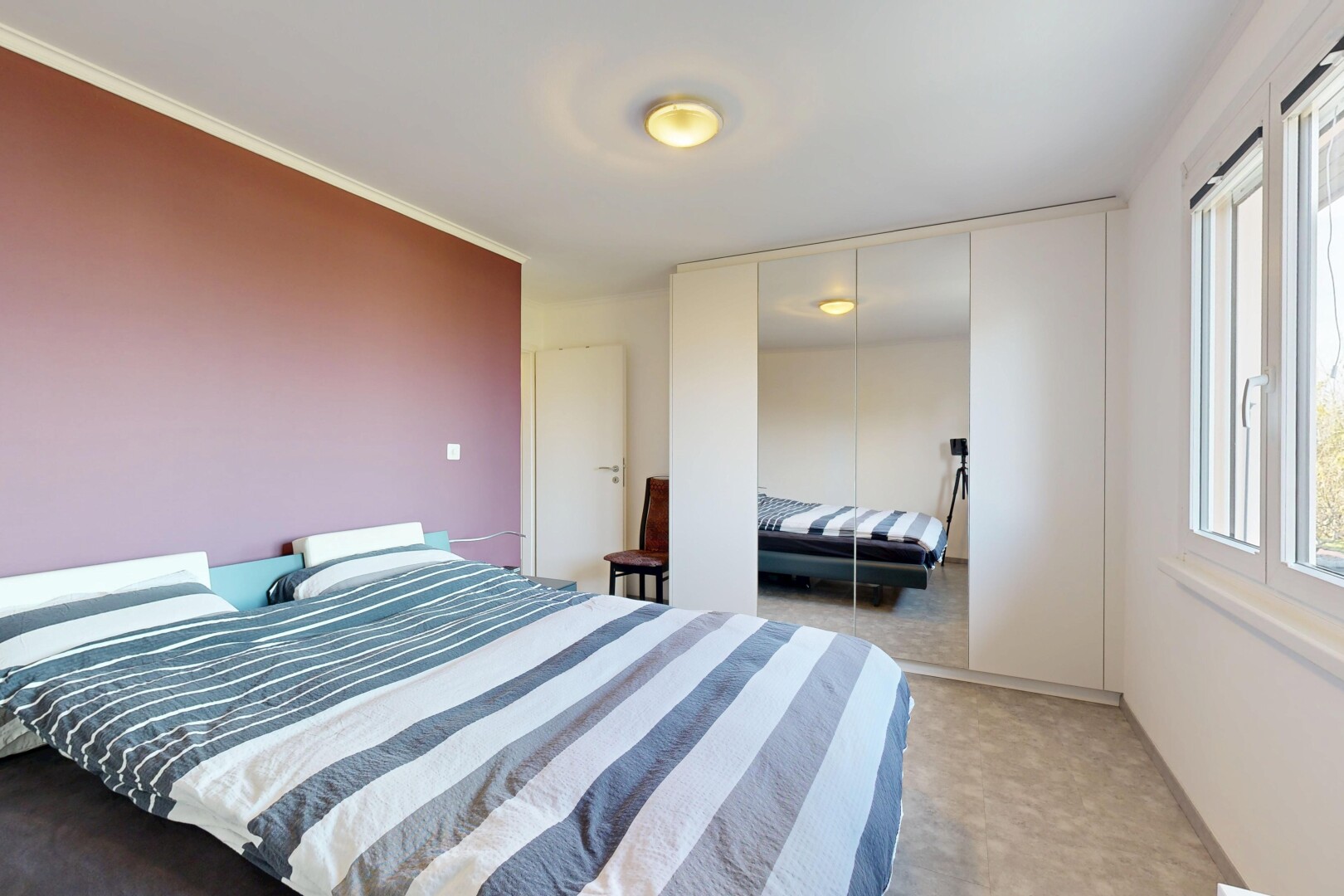 chambre avec cloison sèche, drywall, inside property, lumière naturelle, et natural light