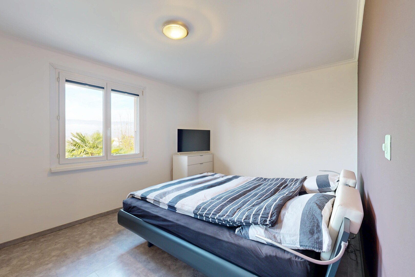chambre avec cloison sèche, drywall, lumière naturelle, natural light, et inside property