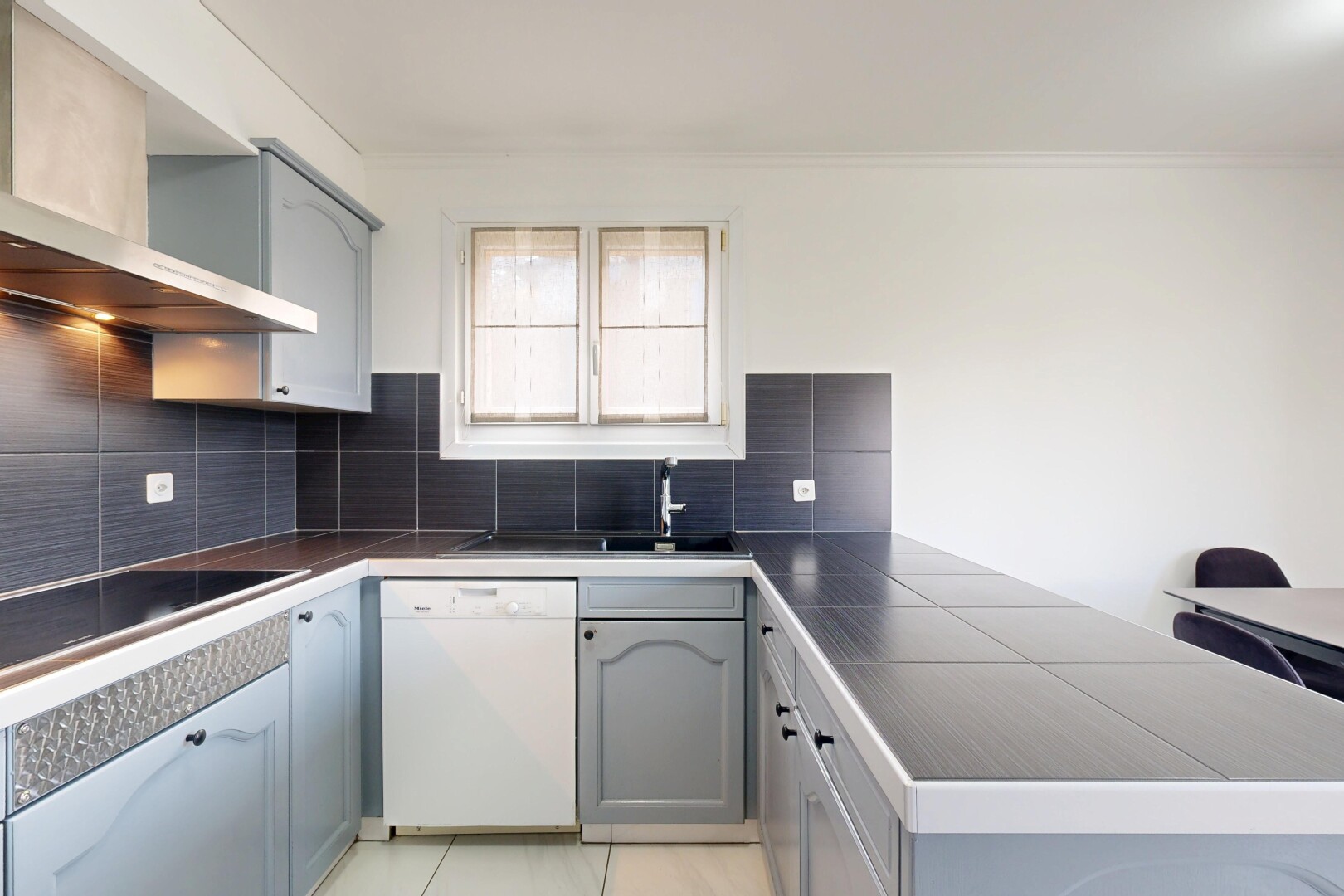 cuisine avec armoires en arc, arched cabinets, armoires grises, gray cabinets, et hotte