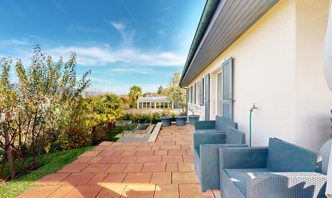 terrasse avec from property, espace de vie extérieur, terrasse, et day time
