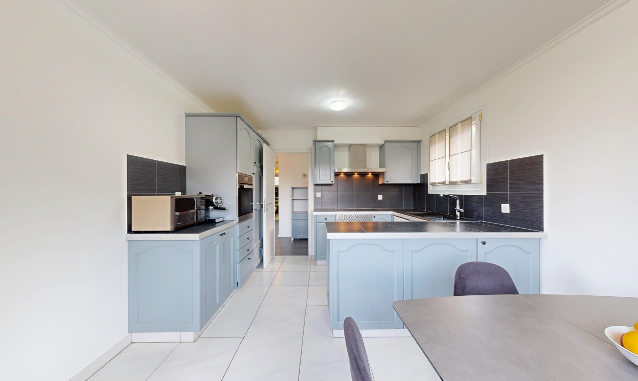 cuisine avec cuisine en forme de g, g shaped kitchen, full kitchen, péninsule de cuisine, et kitchen peninsula