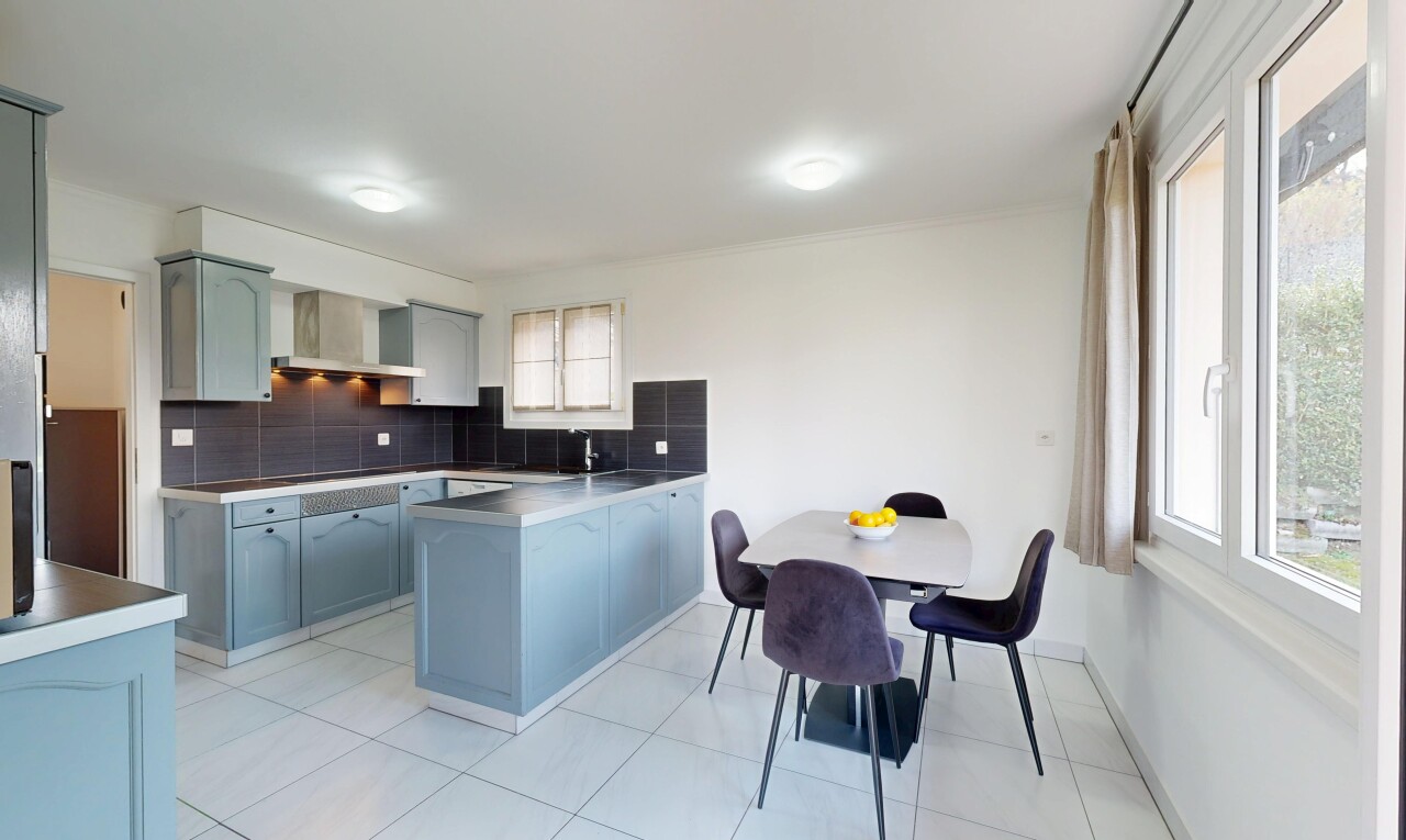 cuisine avec armoires en arc, arched cabinets, cloison sèche, drywall, et inside property