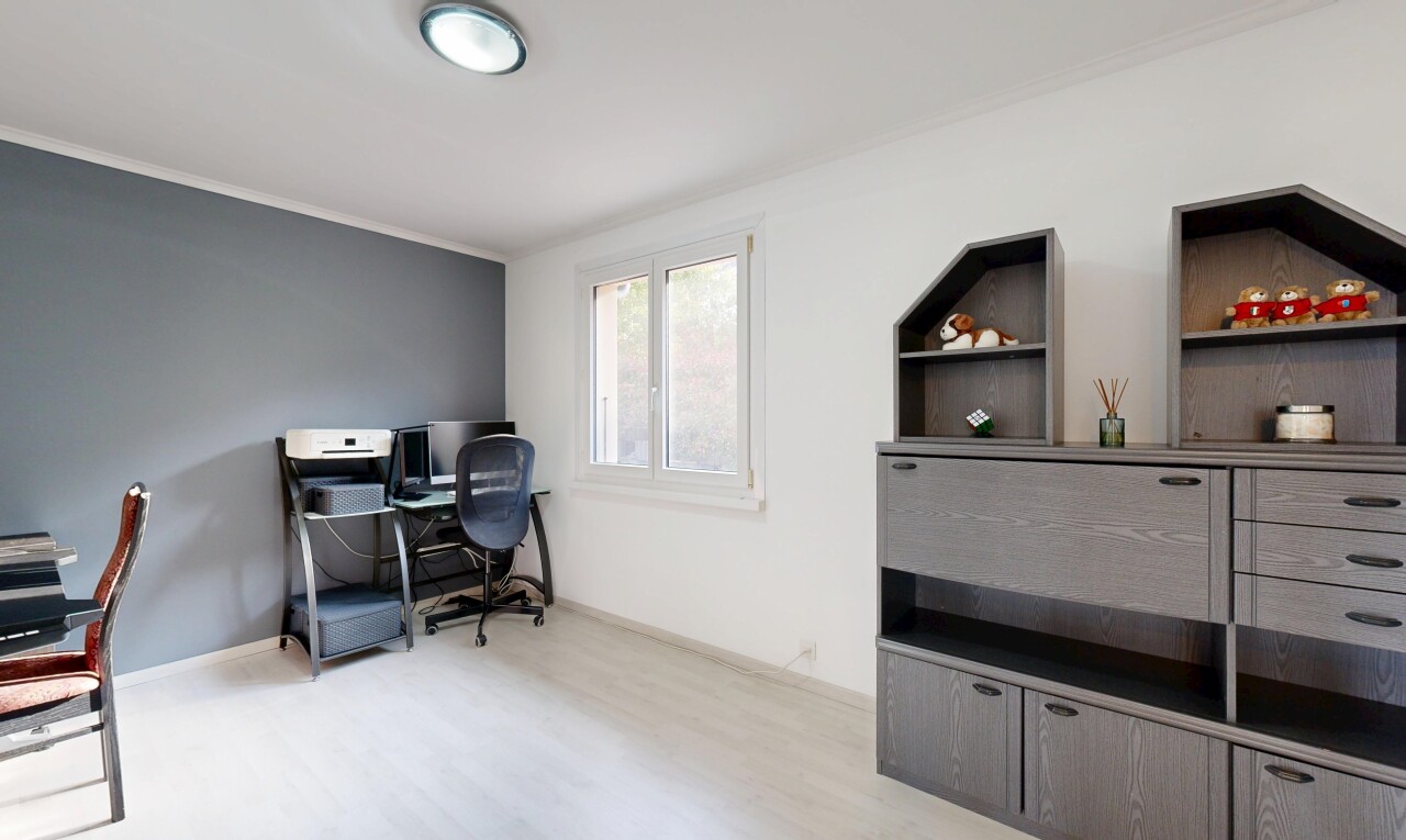 bureau avec cloison sèche, drywall, lumière naturelle, natural light, et moulures
