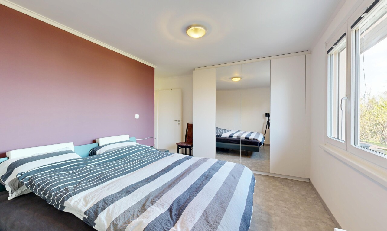 chambre avec cloison sèche, drywall, inside property, lumière naturelle, et natural light