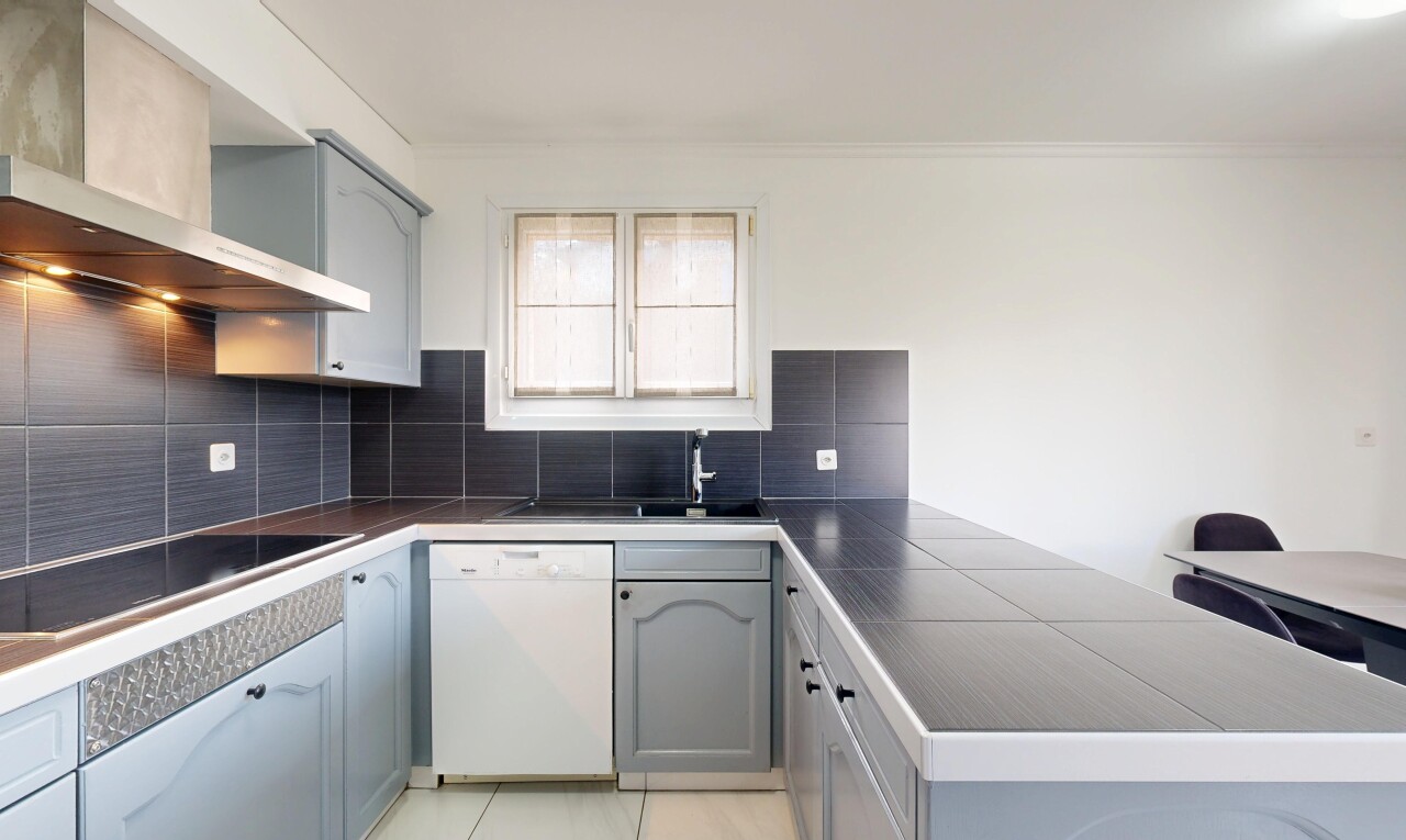 cuisine avec armoires en arc, arched cabinets, armoires grises, gray cabinets, et hotte