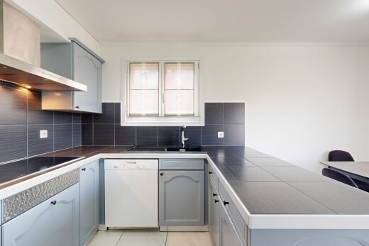 cuisine avec armoires en arc, arched cabinets, armoires grises, gray cabinets, et hotte