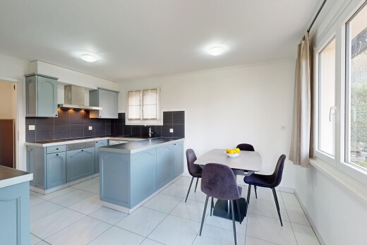 cuisine avec armoires en arc, arched cabinets, cloison sèche, drywall, et inside property