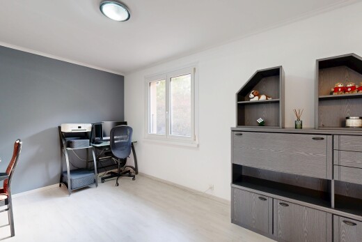 bureau avec cloison sèche, drywall, lumière naturelle, natural light, et moulures