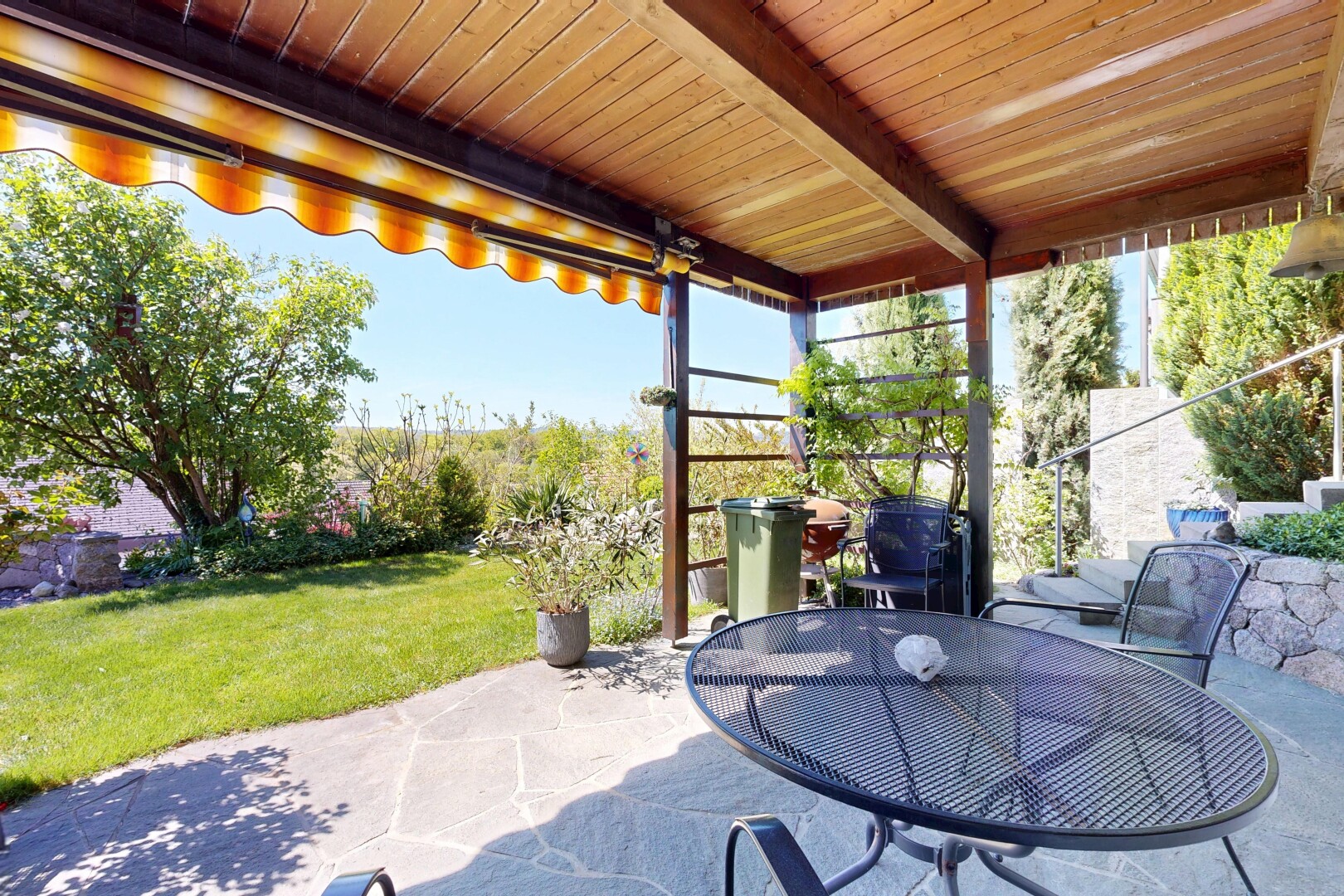 terrasse mit essbereich im freien, rasen, terrasse, from property, und day time