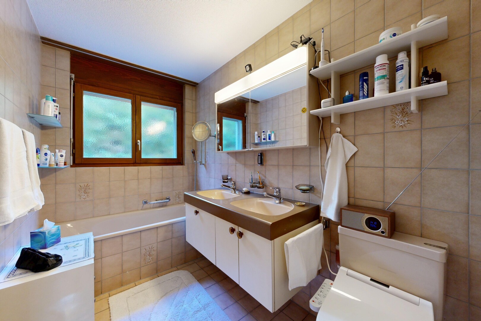 bad mit toilette, doppelwaschtisch, tile wall, fliesenwand, und bad