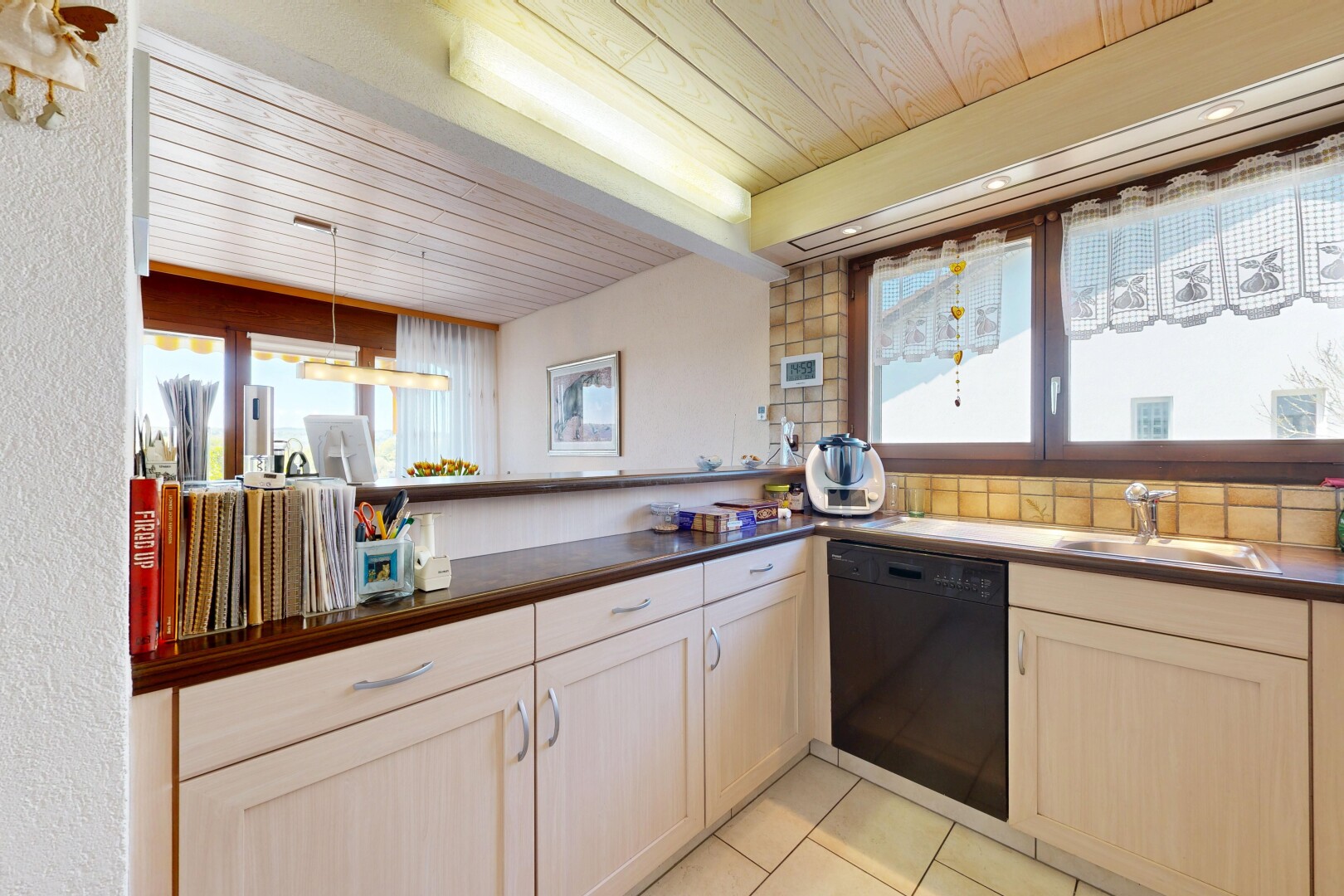 küche mit shaker cabinets, schranktüren mit vertiefter mittelplatte, natural light, natürliches licht, und dark countertops