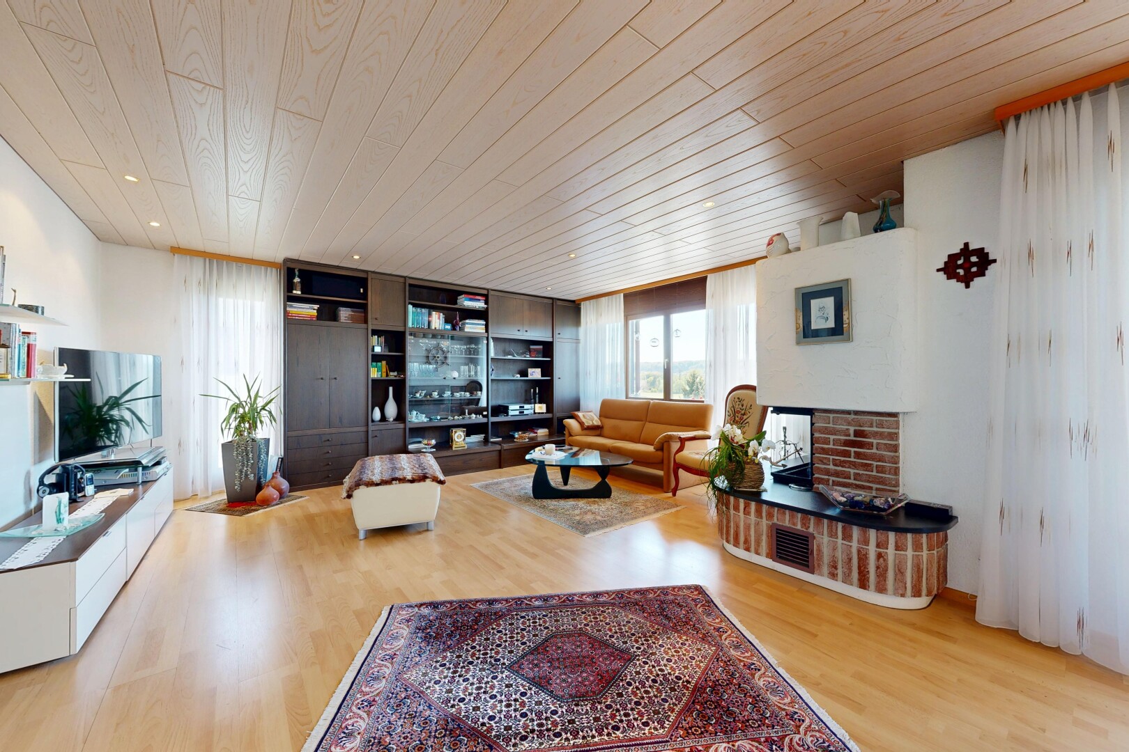wohnzimmer mit inside property, holzfußboden, wood finish floor, natürliches licht, und natural light